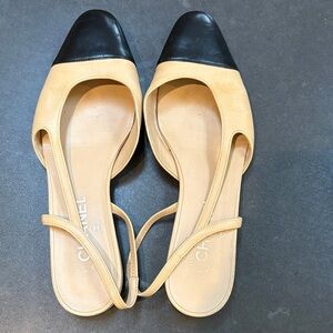 CHANEL Women's Black and Cream Flats